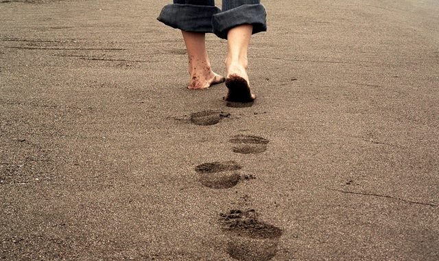 DREAM ABOUT WALKING BAREFOOT - What does it mean? - Evangelist