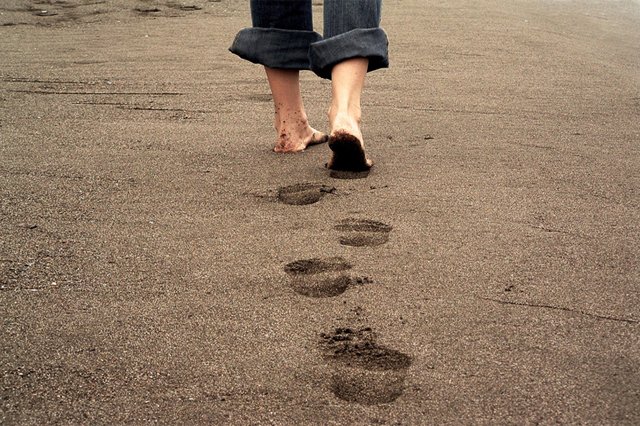 Is walking barefoot safe? Tips to keep in mind, amazing benefits